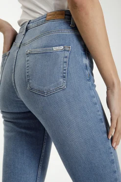 Jeansy damskie niebieskie Mom Jeans New mom P 509-008<Cross Jeans New